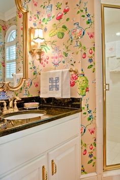 salle de bain avec papier peint